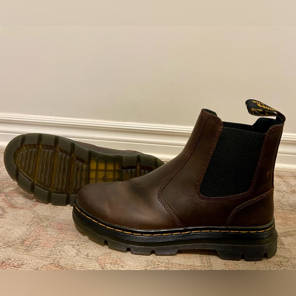 Doc Marten Men’s Embury Crazy Horse Leather Chelsea sz M8.